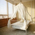 auvent sur le lit blanc