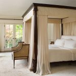 auvent sur le lit à l'intérieur