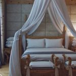 baldaquin sur le lit avec leurs propres mains