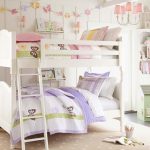 lit double blanc dans la chambre