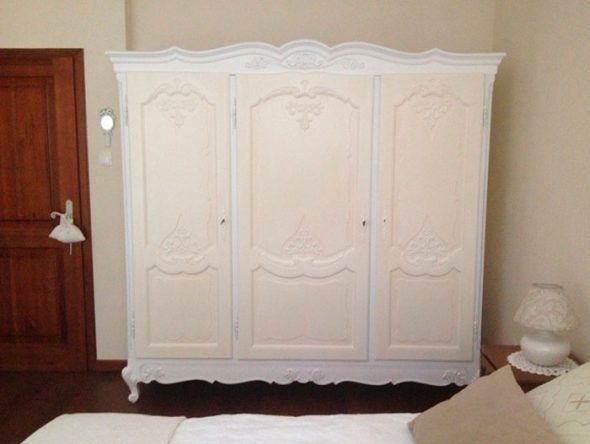 meubles blancs dans la chambre