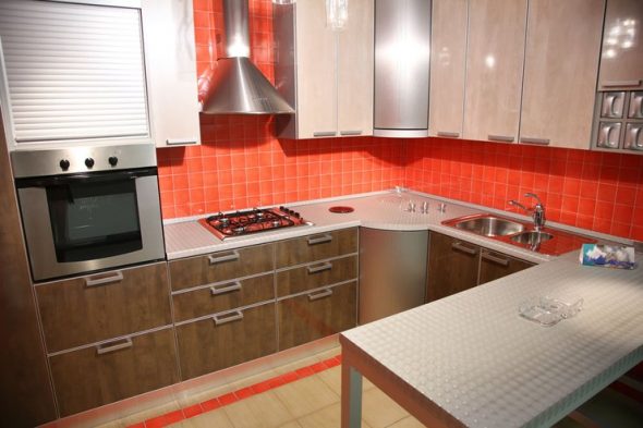 set de cuisine beige marron et tablier rouge