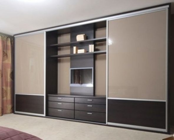  grande armoire dans le salon