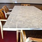 Decoración de mesa con periódicos viejos.