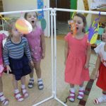 les enfants jouent avec un écran