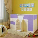 Le lit des enfants est moderne