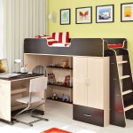 Le lit de bébé est confortable et confortable