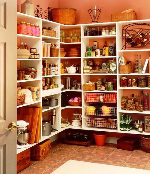 garde-manger dans l'appartement