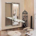 planche à repasser dans le miroir