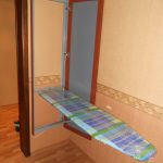 planche à repasser dans le miroir