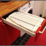 planche à repasser dans la cuisine