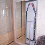 planche à repasser intégrée derrière le miroir