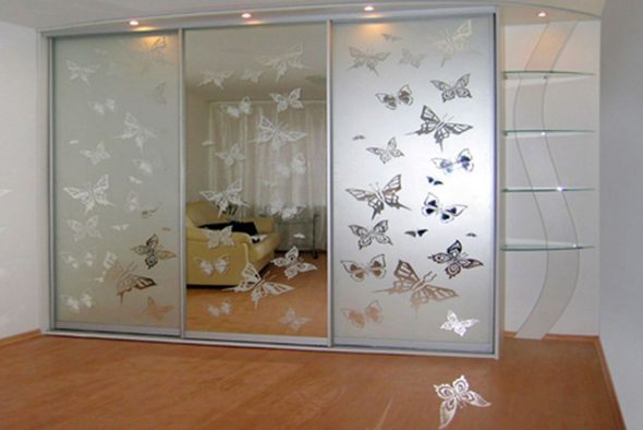portes d'armoire, miroir avec un motif