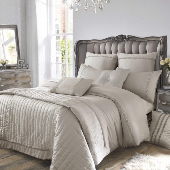 chambre avec mobilier gris
