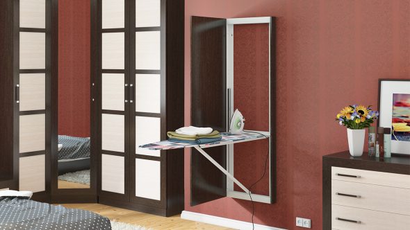 planche à repasser pliante dans le miroir
