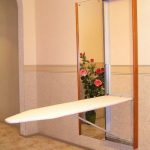 planche à repasser derrière le miroir