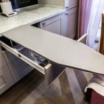 planche à repasser dans le tiroir de la cuisine