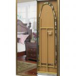 planche à repasser derrière un grand miroir