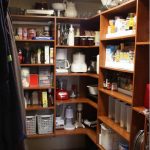 garde-manger avec étagères