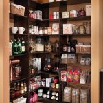garde-manger avec étagères