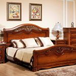 mobilier marron dans la chambre