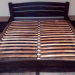 lit avec lit orthopédique pour la chambre