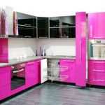 la cuisine est noire et rose