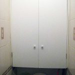 porte en plastique à la toilette