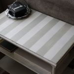 pintar una mesa de madera con rayas