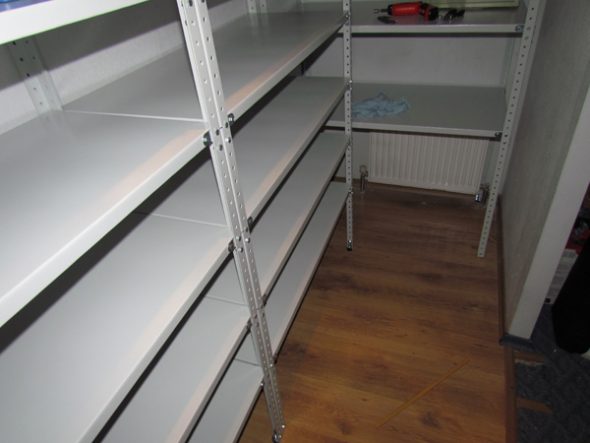 étagères dans le garde-manger fort