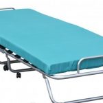 lit pliant avec matelas bleu