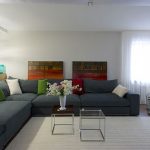 canapé gris dans le salon · intérieur du salon