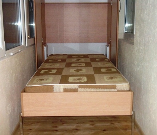 lit armoire sur la loggia