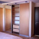armoire de la cloison sèche dans la chambre