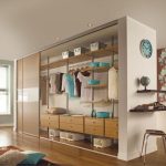 garde-robe remplissant à l'intérieur