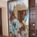 armoire avec vitrail