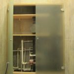 placard dans les toilettes fermer les tuyaux
