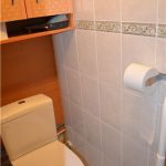 casier dans les toilettes pour le stockage de la chimie