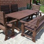bancs et table en bois