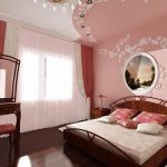 chambre lumineuse avec mobilier sombre