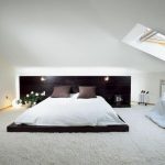 lit sombre dans la chambre blanche