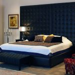 mobilier bleu foncé dans la chambre