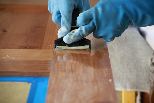 élimination du vernis à la spatule