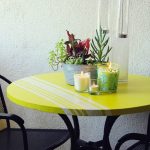 Decorando la mesa pintando rayas.