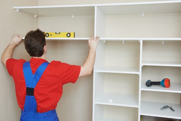 installation d'étagères dans l'armoire