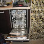 Installation d'un lave-vaisselle sur la cuisine.