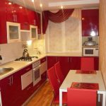 nhà bếp hẹp trong hoa đỏ