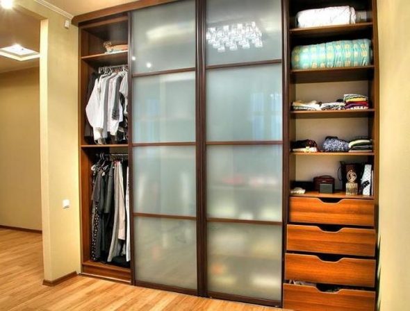 armoire étroite dans le hall