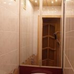 placard dans les toilettes avec verre
