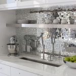 miroirs à l'intérieur de la cuisine